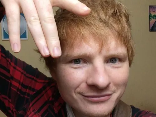 Le sosie d'Ed Sheeran fait ses courses de nuit pour ne pas être...